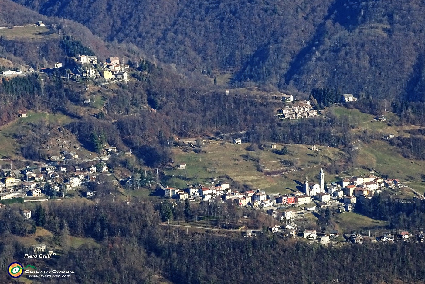 51 Zoom su Sottochiesa (con in alto la rocca di Pizzino).JPG